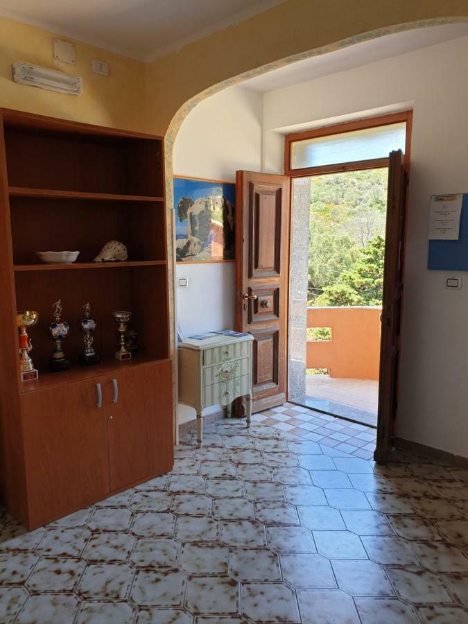 Guest House Tra Rocce E Mare La Maddalena  Kültér fotó