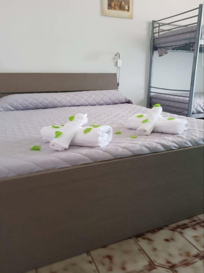 Guest House Tra Rocce E Mare La Maddalena  Kültér fotó